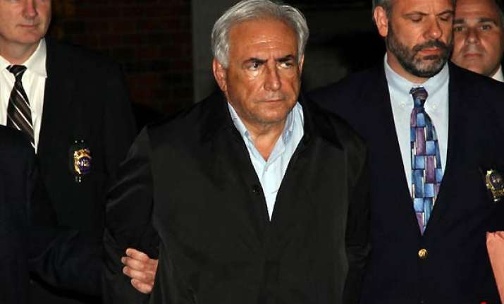 new york hotel maid picks out imf chief in police