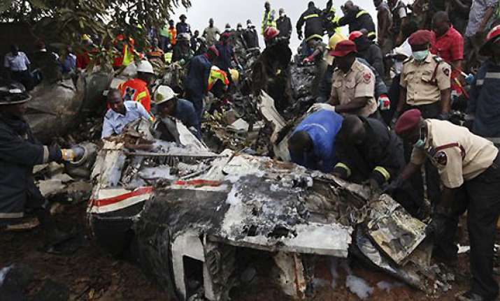 nigeria 14 killed as plane nosedives in lagos