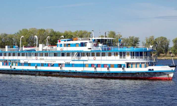 one dead 97 missing as cruise ship sinks on russia s volga