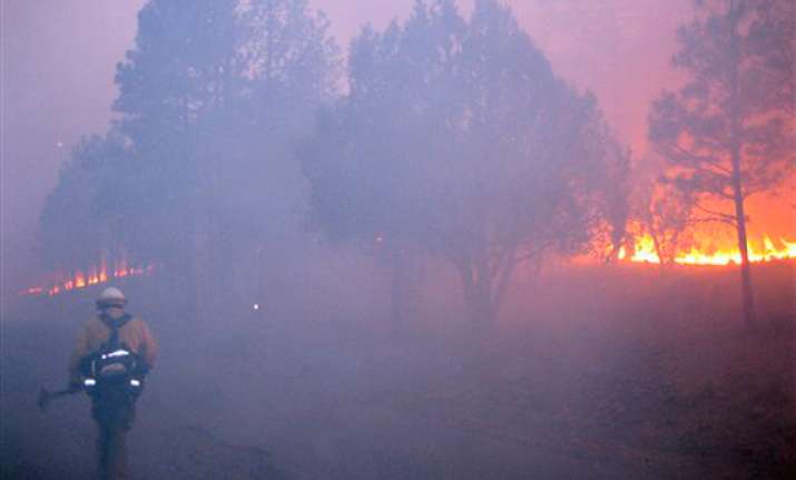one dead nearly 350 homes burned in us wildfire