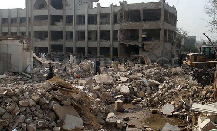 one killed 13 injured in karachi blast