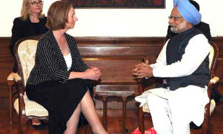 pm discusses uranium sale with gillard