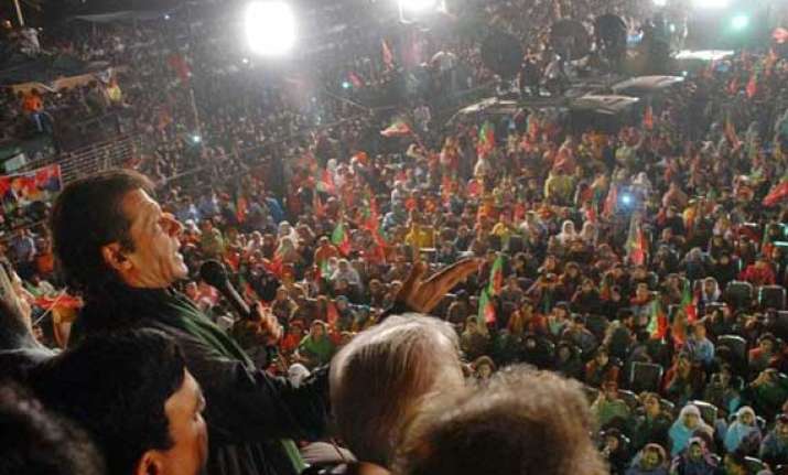 pakistan sc asks protesters to clear constitution avenue in