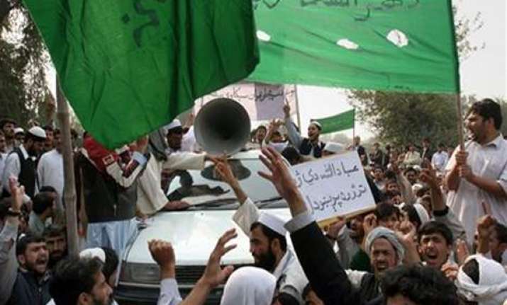 pakistanis kill man accused of insulting quran