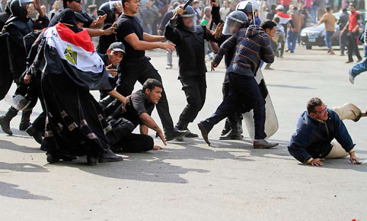 2 dead 800 injured as protests spread to more egyptian