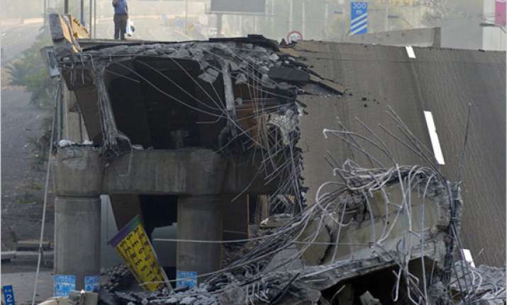 philippine quake cracks buildings sparks panic