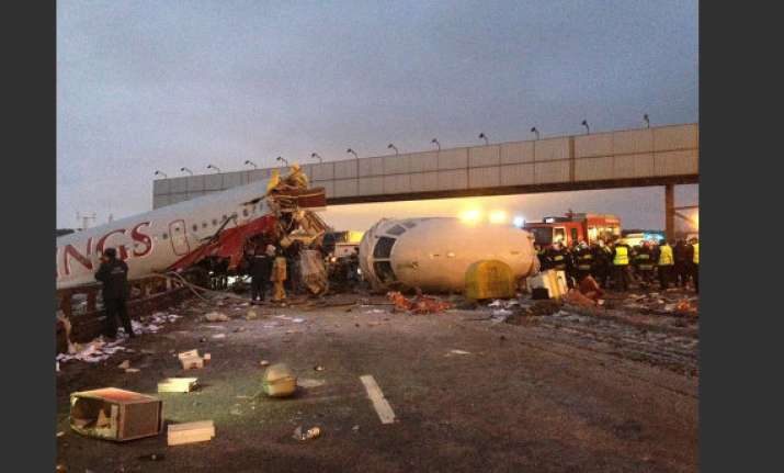 plane overshoots moscow runway killing four