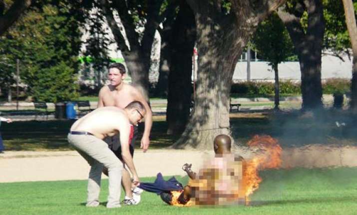 police man who set himself ablaze on mall dies