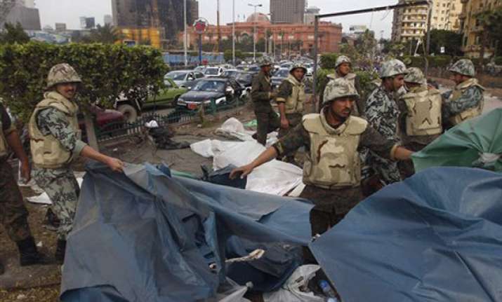 protesters scuffle with military in tahrir square