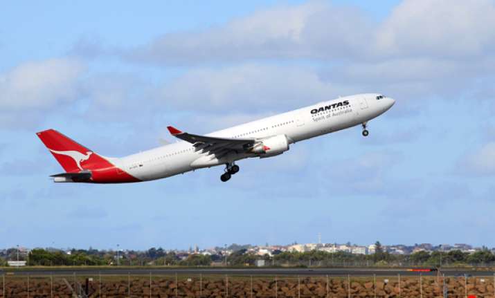 qantas resums flights after 44 hour shutrdown