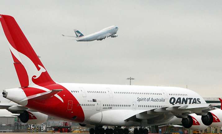 qantas to fly again 70 000 passengers stranded