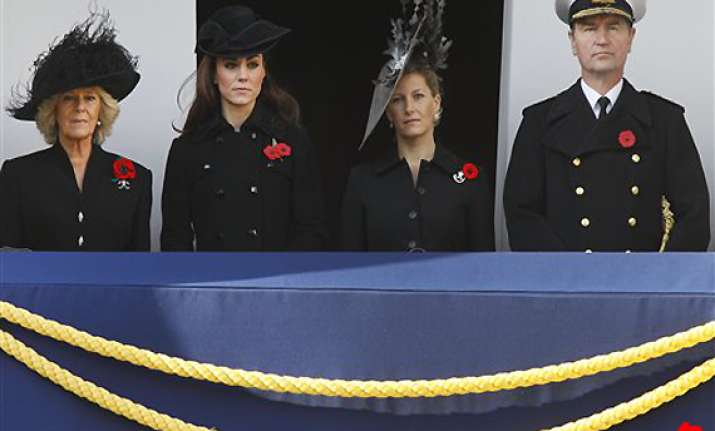 queen leads annual ceremony honoring war dead