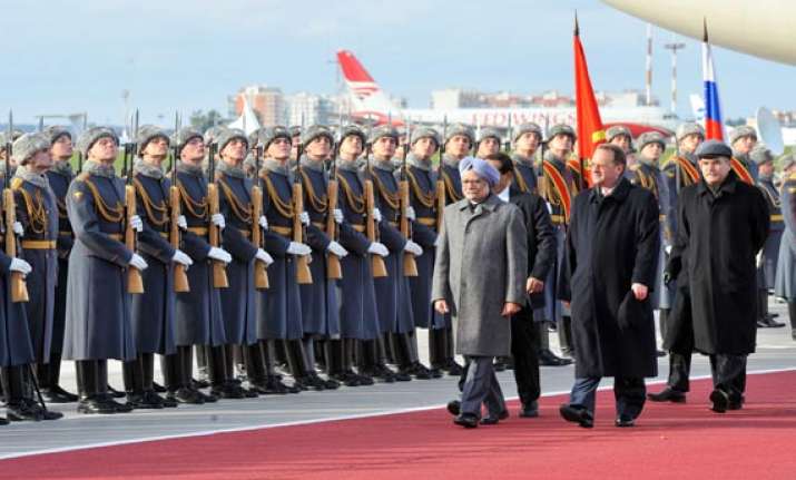 red carpet welcome for manmohan singh as he arrives in