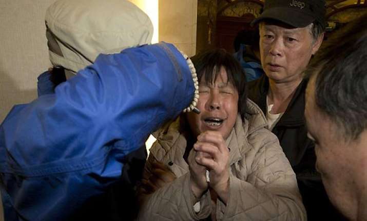 relatives sob after announcement on missing malaysia