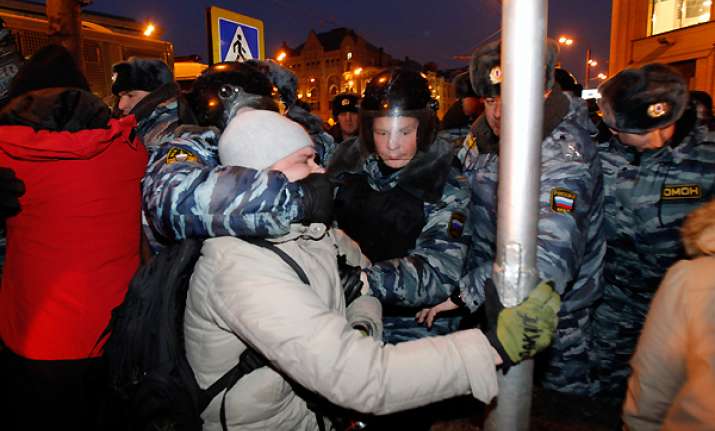 riot police break up anti putin protest in moscow