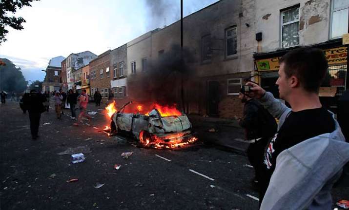 riots spread in london questions raised over security of