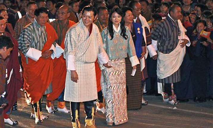 royal couple walks to capital thousands greet on way