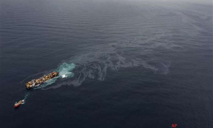 salvage crew boards stricken ship off nz coast