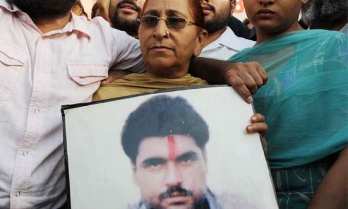 sarabjit meets his sister in lahore jail