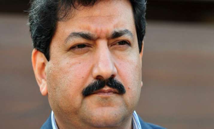 pakistan pm calls officers to discus hamid mir shooting