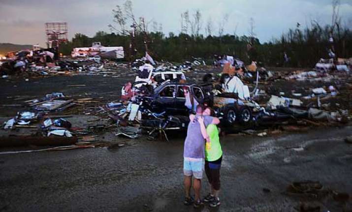 storms leave 35 dead in us thousands without power