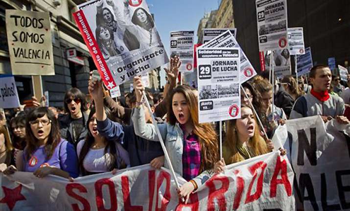 students police clash in spanish city barcelona