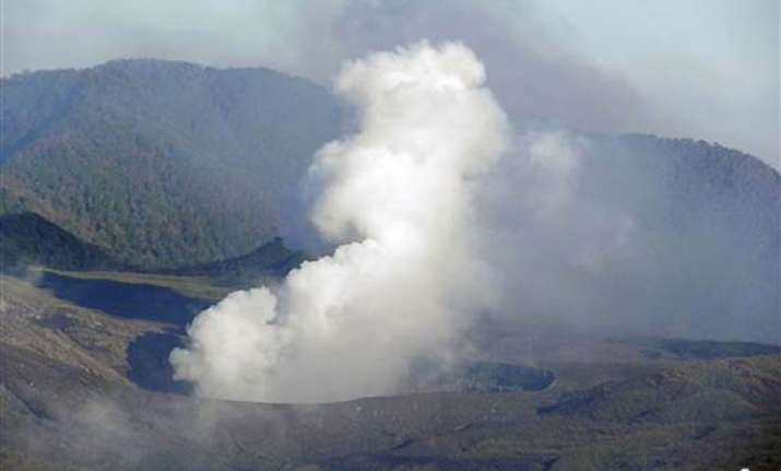 thousands flee as indonesian volcano erupts