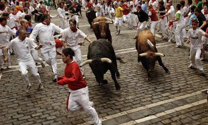 two injured at pamplona s fifth bull run