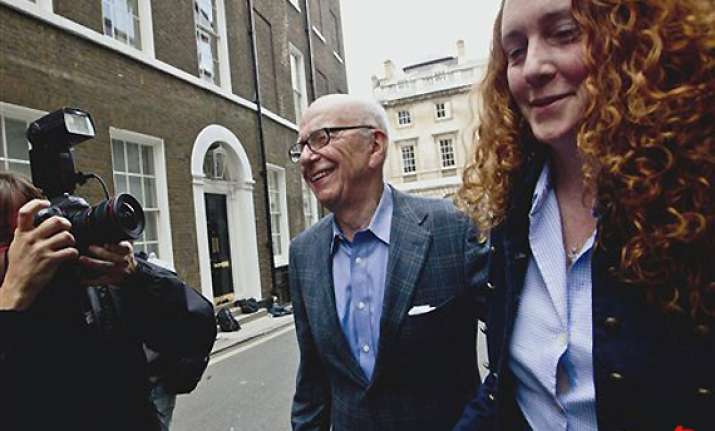 uk hack brooks aide husband 6 others arrested