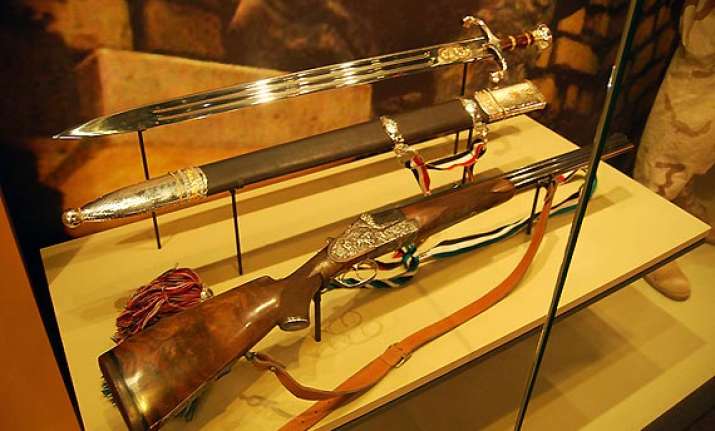 us returns stolen saddam hussein sword to iraq