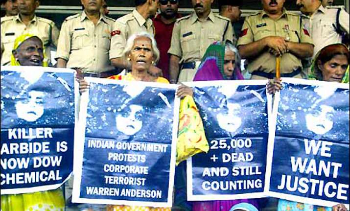 us court absolves union carbide of liability in bhopal