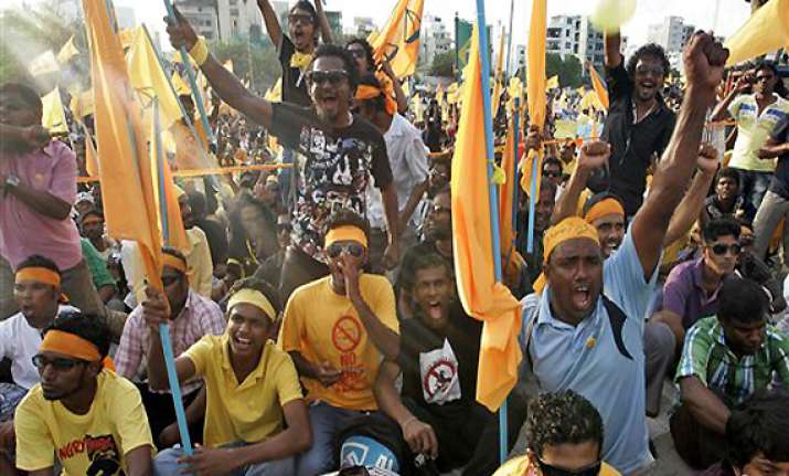 violence erupts in maldives prez prevented from opening