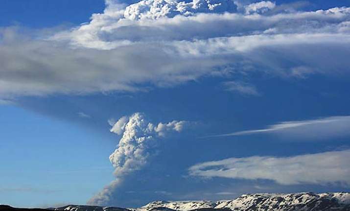 volcano erupts in iceland sends ash 20 km into air