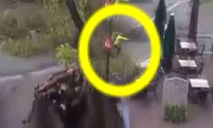 watch video how cyclist in holland barely escaped from a