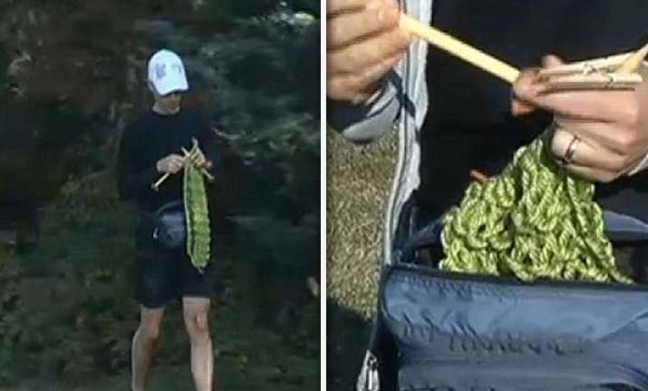 world record us man knits 12 foot scarf while running