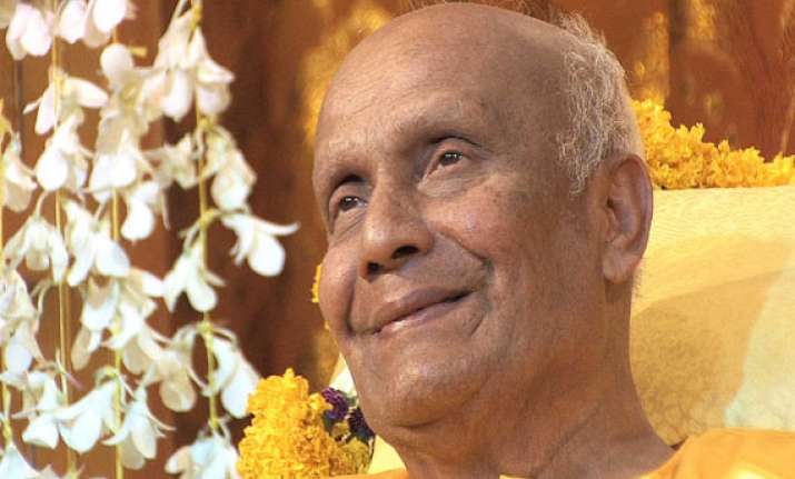 world s longest garland honours indian spiritual guru in us