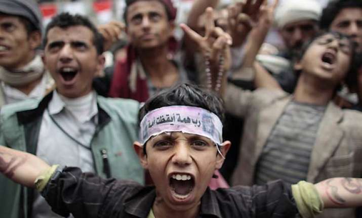 yemen pm wounded as mosque shelled fighting spreads