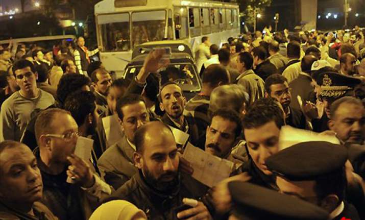 80 hurt in night clashes at cairo s tahrir square