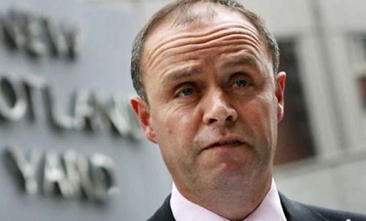 2 top london police resign in uk hacking scandal
