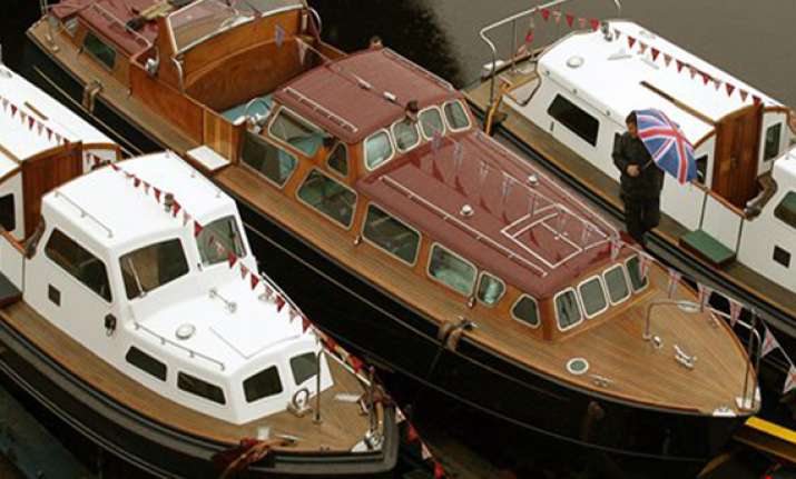 soggy end to queen s thames tamasha