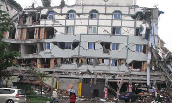 4 killed 100 injured as moderate quake jolts southwest china