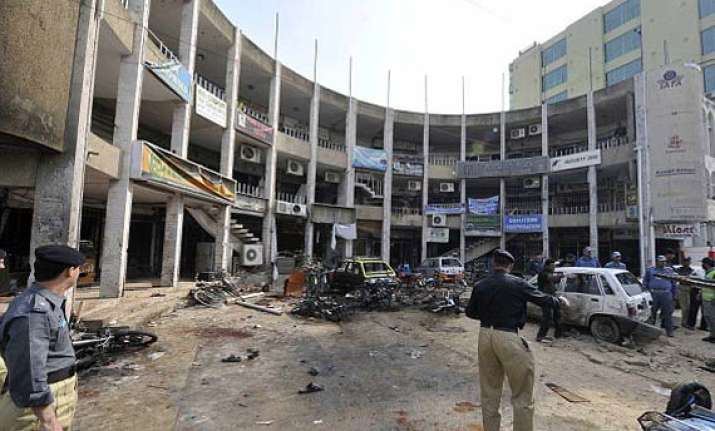 taliban suicide bomber kills 23 in pakistan