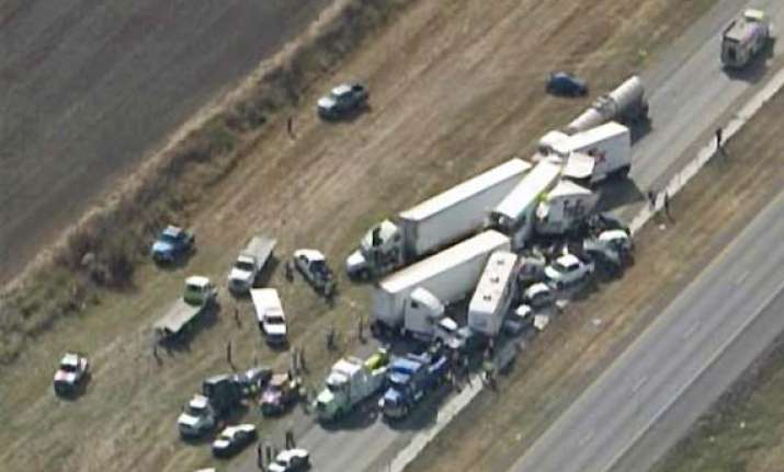 140 vehicles pileup in texas highway crash 2 dead