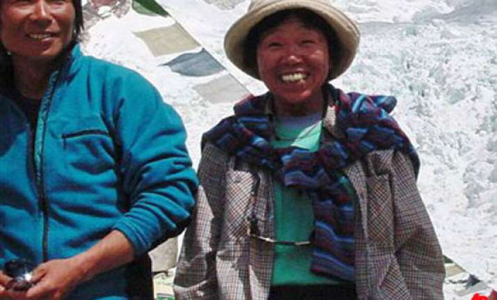 73 year old japanese woman scales mount everest
