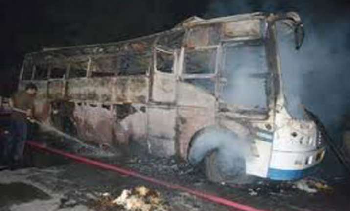17 killed in bus truck collision in pakistan