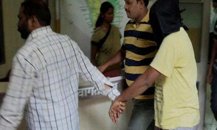 5 held in gangrape case cops hunting mobile which filmed act
