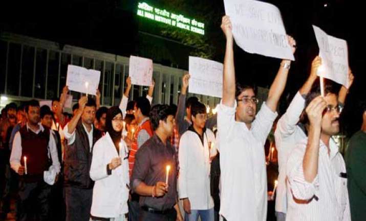 aiims resident doctors hold candle march