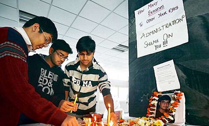 aiims students suspend relay hunger strike