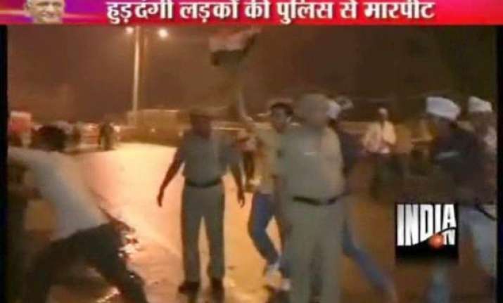 a group of people clashes with policemen at ramlila ground