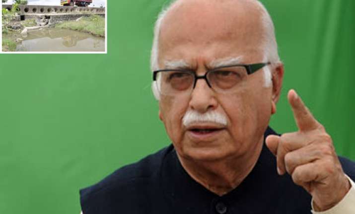 advani lauds tn police for detection of bomb on his route